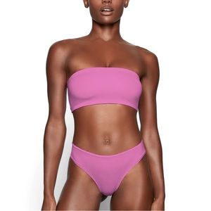SKIMS fits everybody bandeau